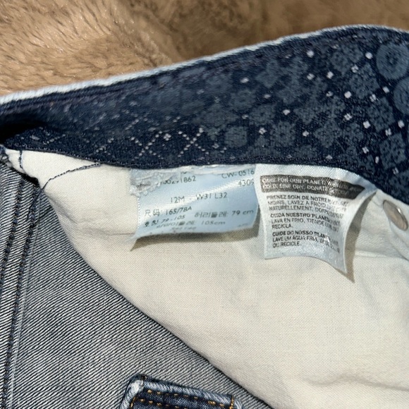 Woman’s Levi jeans - Picture 3 of 4